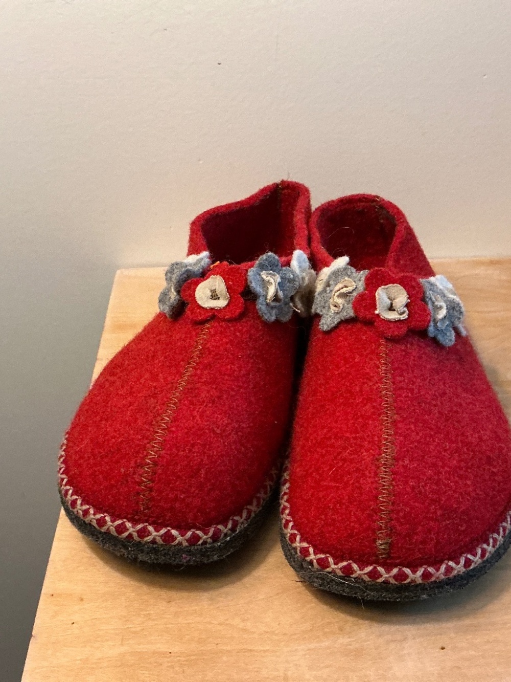 Sundance Felt Slip-On Slippers Made in Italy Size 7